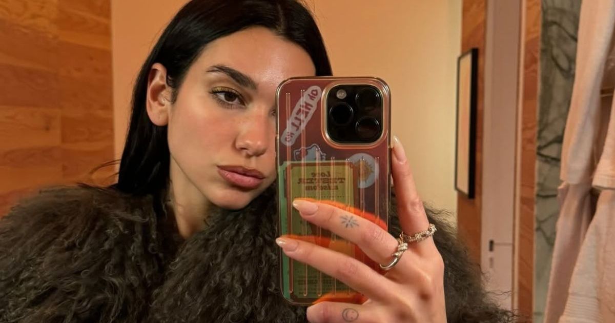 Dua Lipa’s Teeny Tiny White Shorts Effortlessly Elevates Christmas Dressing Dua Lipa’s Teeny Tiny White Shorts Effortlessly Elevates Christmas Dressing